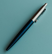 Retractable pen